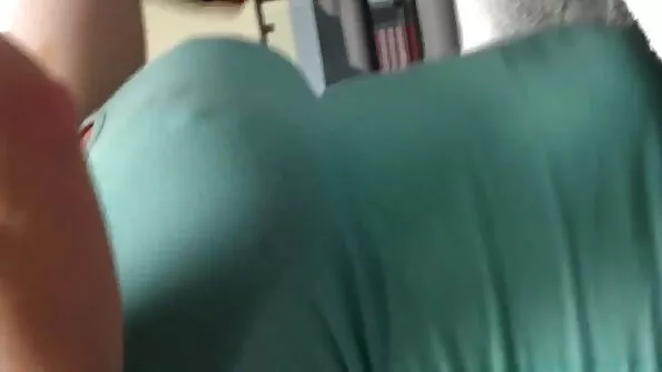 Sophia solo renkasi tik didžiulius dildo.