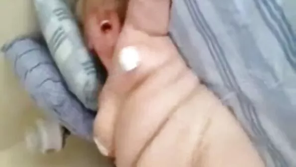 Reyna pakliuvo vaikinui nuogas ir nepastebėjo, kaip iš užpakalio kilo pavojus.