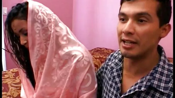 Ištempė draugės krūtis ir padovanojo jai stebuklingą lesbietę.