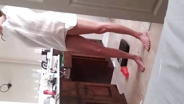 Krūtinga vieniša mama pamilo dėl skyrybų su pikapų menininkais.