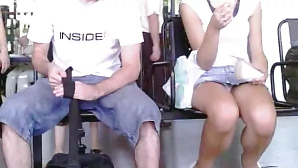 Šokis iš didžiulio asilo su litrais aliejaus.