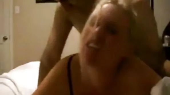 Seksuali mergina sužadina savo žirgyną natūraliais melžimais.