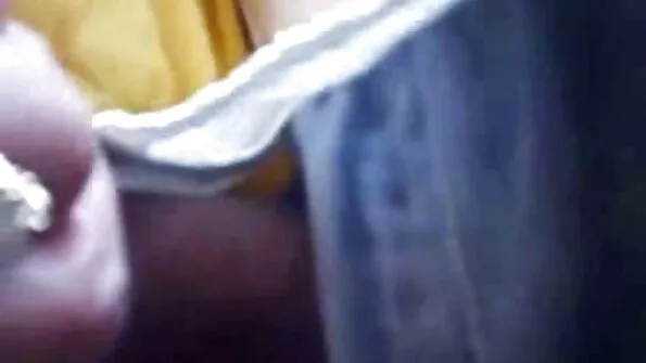 Vaikinas šiurkščiai dulkina šviesiaplaukę merginą su plaukuota pūlinga išangėje.