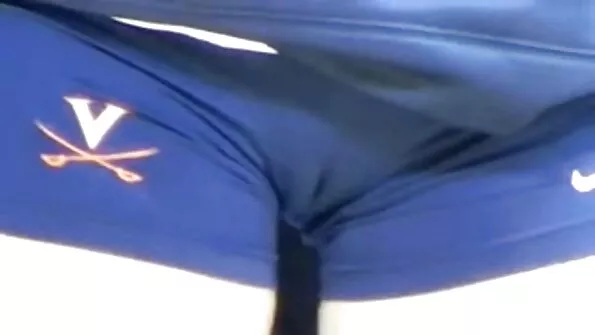 Du vaikinai iš Woodman komandos drasko užpakaliuką kitam jaunikliui.