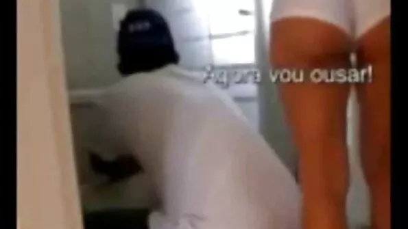 Vyras dulkina gražią azijietę merginą su sakuros tatuiruote.