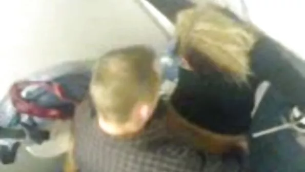 Kompetentingai išskleiskite tatuiruotę jauniklį už dulką.