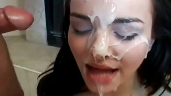 Busty Skylar sukūrė du stiprius penius vienu metu.