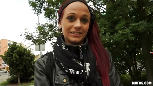 Studentas pakliuvo subrendusią Alexxa Vega, kad nemokėtų už trobelę.