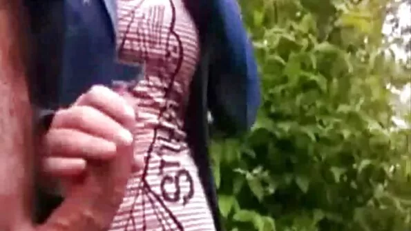 Pagaliau parodė mikrotitus ir įrėmino makštį.
