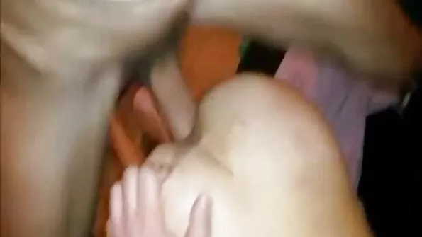 Vyras gražiai dulkina brandžią blondinę nuostabiu kūnu.